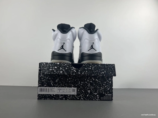 5 JORDAN AIR RETRO DD0587-110 'WHITE BLACK' 1207